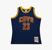 Load image into Gallery viewer, Men's Mitchell & Ness Lebron James Cleaveland Cavaliers Navy Blue NBA Hardwood Classics Swingman Jersey
