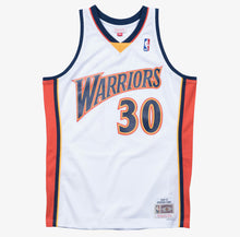Load image into Gallery viewer, Men's Mitchell & Ness Stephen Curry Golden State Warriors White NBA Hardwood Classics Swingman Jersey