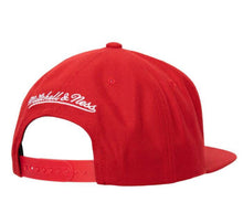 Load image into Gallery viewer, Men&#39;s Mitchell &amp; Ness Red Chicago Bulls Snap-back Hat
