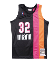 Load image into Gallery viewer, Men's Mitchell & Ness Shaquille O'Neal Miami Heat Black NBA Hardwood Classics Swingman Jersey