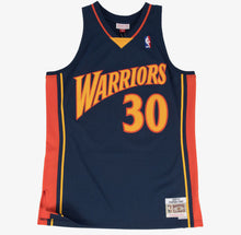Load image into Gallery viewer, Men&#39;s Mitchell &amp; Ness Stephen Curry Golden State Warriors Navy Blue NBA Hardwood Classics Swingman Jersey
