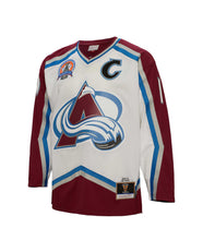 Load image into Gallery viewer, Men&#39;s Mitchell &amp; Ness Colorado Avalanche Joe Sakic Burgandy &amp; White 2000-01 Captain&#39;s Patch Blue Line Vintage NHL Jersey
