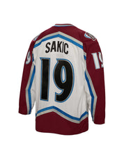 Load image into Gallery viewer, Men&#39;s Mitchell &amp; Ness Colorado Avalanche Joe Sakic Burgandy &amp; White 2000-01 Captain&#39;s Patch Blue Line Vintage NHL Jersey
