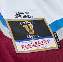 Load image into Gallery viewer, Men&#39;s Mitchell &amp; Ness Colorado Avalanche Joe Sakic Burgandy &amp; White 2000-01 Captain&#39;s Patch Blue Line Vintage NHL Jersey
