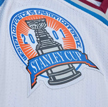 Load image into Gallery viewer, Men&#39;s Mitchell &amp; Ness Colorado Avalanche Joe Sakic Burgandy &amp; White 2000-01 Captain&#39;s Patch Blue Line Vintage NHL Jersey
