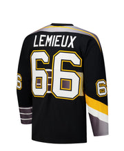 Load image into Gallery viewer, Men&#39;s Mitchell &amp; Ness Pittsburgh Penguins Mario Lemieux Black 1996-97 Captain&#39;s Patch Blue Line Vintage NHL Jersey
