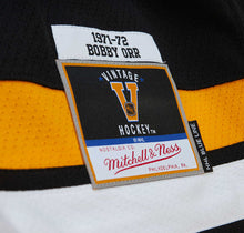 Load image into Gallery viewer, Men&#39;s Mitchell &amp; Ness Boston Bruins Bobby Orr Black 1971-72 Blue Line Vintage NHL Jersey
