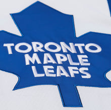 Load image into Gallery viewer, Men&#39;s Mitchell &amp; Ness Toronto Maple Leafs Doug Gilmour 1992-93 Throwback Powerplay White NHL Jersey
