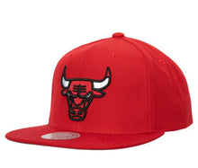 Load image into Gallery viewer, Men&#39;s Mitchell &amp; Ness Red Chicago Bulls Snap-back Hat
