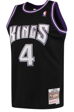 Load image into Gallery viewer, Men&#39;s Mitchell &amp; Ness Chris Webber Sacramento Kings Black NBA Hardwood Classics Swingman Jersey
